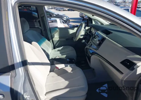 2014 Toyota Sienna Le V6 8 Passenger z USA, uszkodzony, nr VIN 5TDKK3DC9ES420207